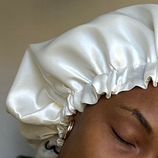 BONNET EN SATIN