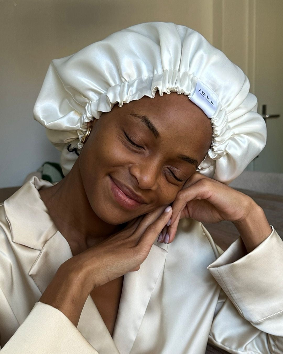 BONNET EN SATIN