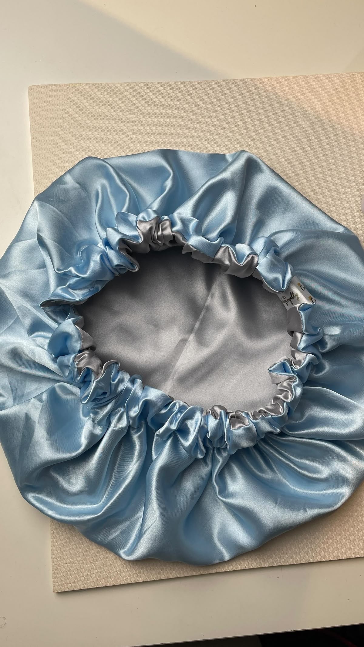 BONNET EN SATIN